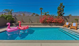 Modern Home w Private Pool Spa Pets Welcome