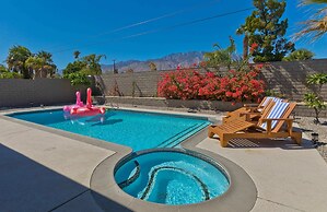 Modern Home w Private Pool Spa Pets Welcome