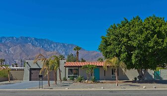 Modern Home w Private Pool Spa Pets Welcome