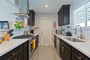 Modern Home w Private Pool Spa Pets Welcome