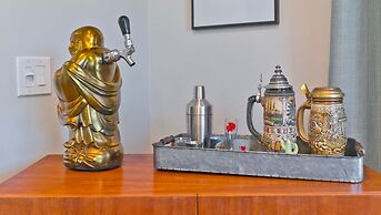 Modern Home w Private Pool Spa Pets Welcome