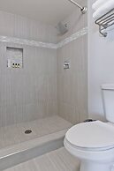 Modern Home w Private Pool Spa Pets Welcome