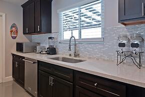 Modern Home w Private Pool Spa Pets Welcome