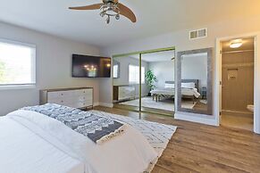 Modern Home w Private Pool Spa Pets Welcome