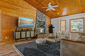 Luxurious Mountain Retreat w Hot Tub Fireplace