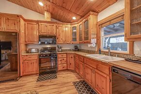 Luxurious Mountain Retreat w Hot Tub Fireplace