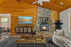Luxurious Mountain Retreat w Hot Tub Fireplace