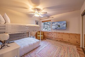 Luxurious Mountain Retreat w Hot Tub Fireplace