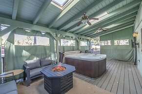 Luxurious Mountain Retreat w Hot Tub Fireplace