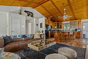 Luxurious Mountain Retreat w Hot Tub Fireplace