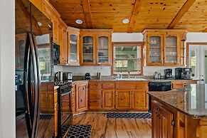 Luxurious Mountain Retreat w Hot Tub Fireplace