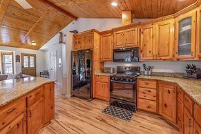 Luxurious Mountain Retreat w Hot Tub Fireplace