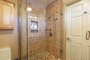 Luxurious Mountain Retreat w Hot Tub Fireplace