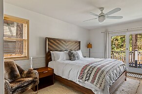 Luxurious Mountain Retreat w Hot Tub Fireplace