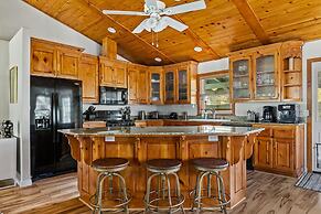 Luxurious Mountain Retreat w Hot Tub Fireplace