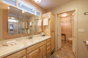 Luxurious Mountain Retreat w Hot Tub Fireplace