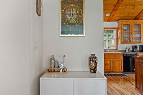 Luxurious Mountain Retreat w Hot Tub Fireplace