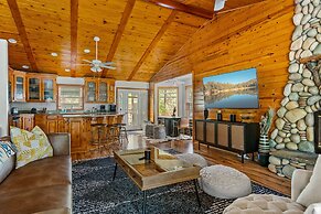 Luxurious Mountain Retreat w Hot Tub Fireplace