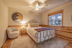 Luxurious Mountain Retreat w Hot Tub Fireplace