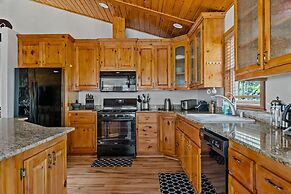 Luxurious Mountain Retreat w Hot Tub Fireplace