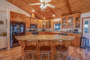 Luxurious Mountain Retreat w Hot Tub Fireplace