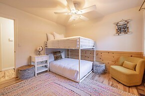 Luxurious Mountain Retreat w Hot Tub Fireplace