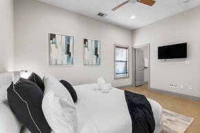 Chic & Homey 3BR Close to Downtown