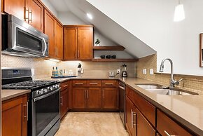 Chic & Homey 3BR Close to Downtown