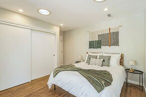 Charming Retreat With Hot Tub & Scenic Trails 2 Bedroom Home