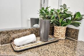 Lux Galleria Home-5BR Roof Deck