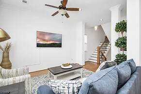 Lux Galleria Home-5BR Roof Deck