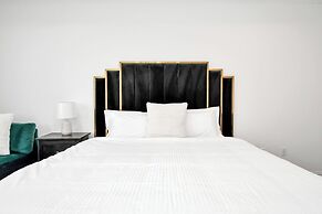 Lux Galleria Home-5BR Roof Deck