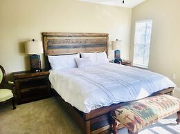 Amazing Vacation Home With Private Pool at Highland Reserve!