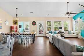 Lake Estate w Pool and Amazing Outdoors