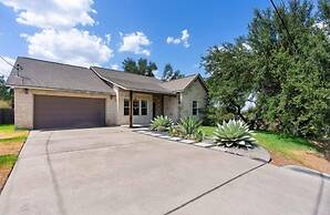 Lake Estate w Pool and Amazing Outdoors
