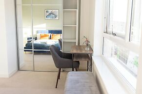 Stylish 2BR Apartment, Town Centre, Free Parking