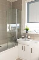 Stylish 2BR Apartment, Town Centre, Free Parking
