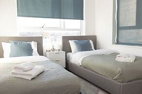 Stylish 2BR Apartment, Town Centre, Free Parking