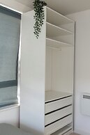 Stylish 2BR Apartment, Town Centre, Free Parking
