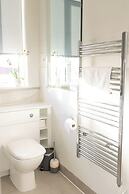 Stylish 2BR Apartment, Town Centre, Free Parking