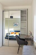 Stylish 2BR Apartment, Town Centre, Free Parking