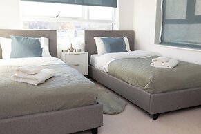 Stylish 2BR Apartment, Town Centre, Free Parking