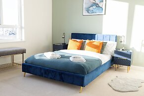 Stylish 2BR Apartment, Town Centre, Free Parking