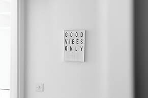 Stylish 2BR Apartment, Town Centre, Free Parking