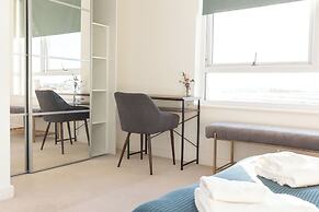 Stylish 2BR Apartment, Town Centre, Free Parking