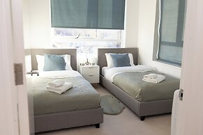 Stylish 2BR Apartment, Town Centre, Free Parking