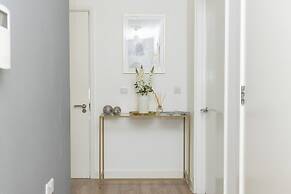 Stylish 2BR Apartment, Town Centre, Free Parking