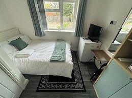 Private Room - Ensuite Bathroom - Free Parking