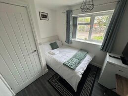 Private Room - Ensuite Bathroom - Free Parking