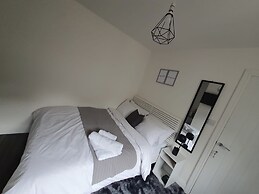 Private Room - Ensuite Bathroom - Free Parking